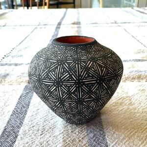 Vintage Native American Acoma fine line pottery vase signed Sandra Victorino